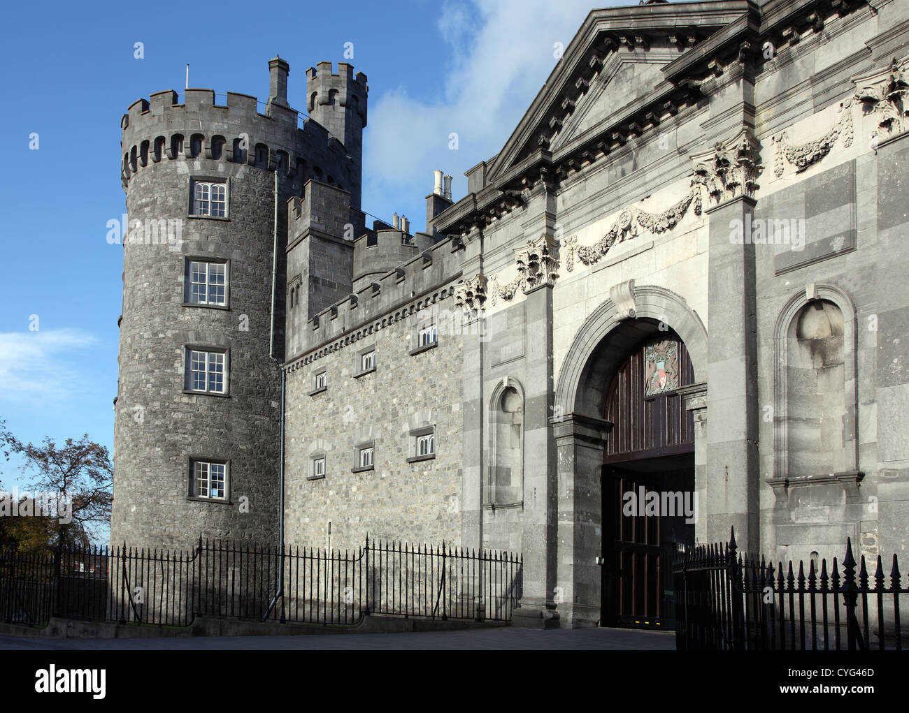 Eingang zum Kilkenny Castle, anglo-normannischen Burg von William Marshall erbaut und im 19. Jahrhundert hinzugefügt Stockfoto