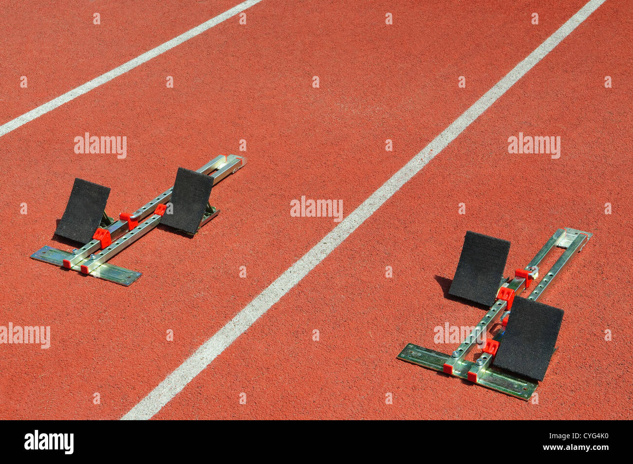 Startlöchern auf roten Laufstrecke Stockfoto