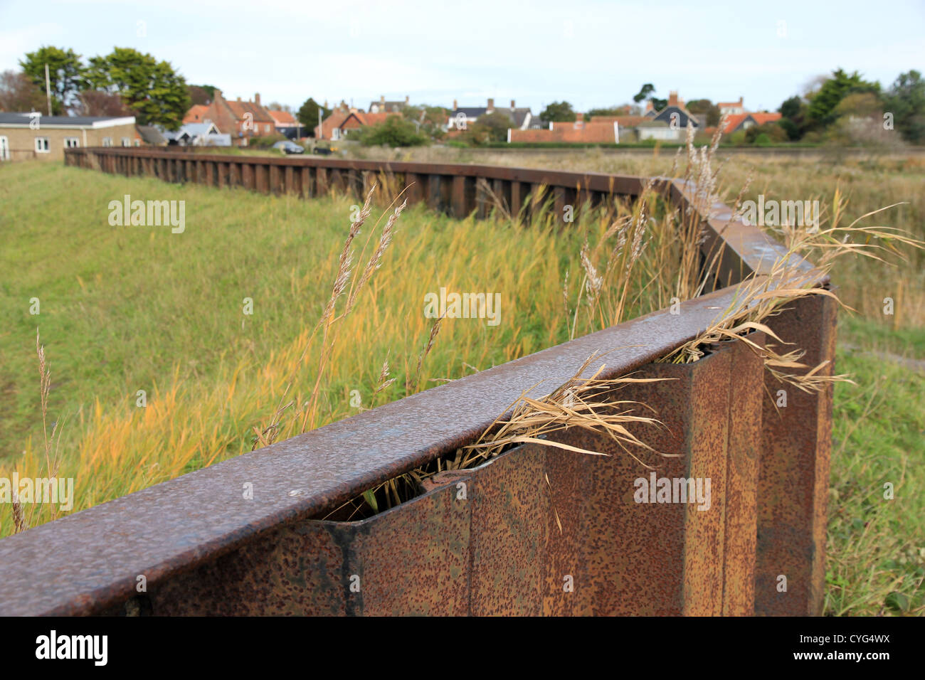inneren Hochwasserschutzmauer Verteidigung Dorf von Springfluten und Sturm Überspannungen bei Walberswick Suffolk East Anglia England UK Stockfoto