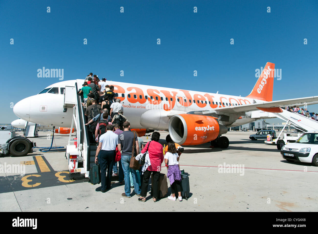 Passagiere, die Easyjet Flugzeug, Spanien Stockfoto