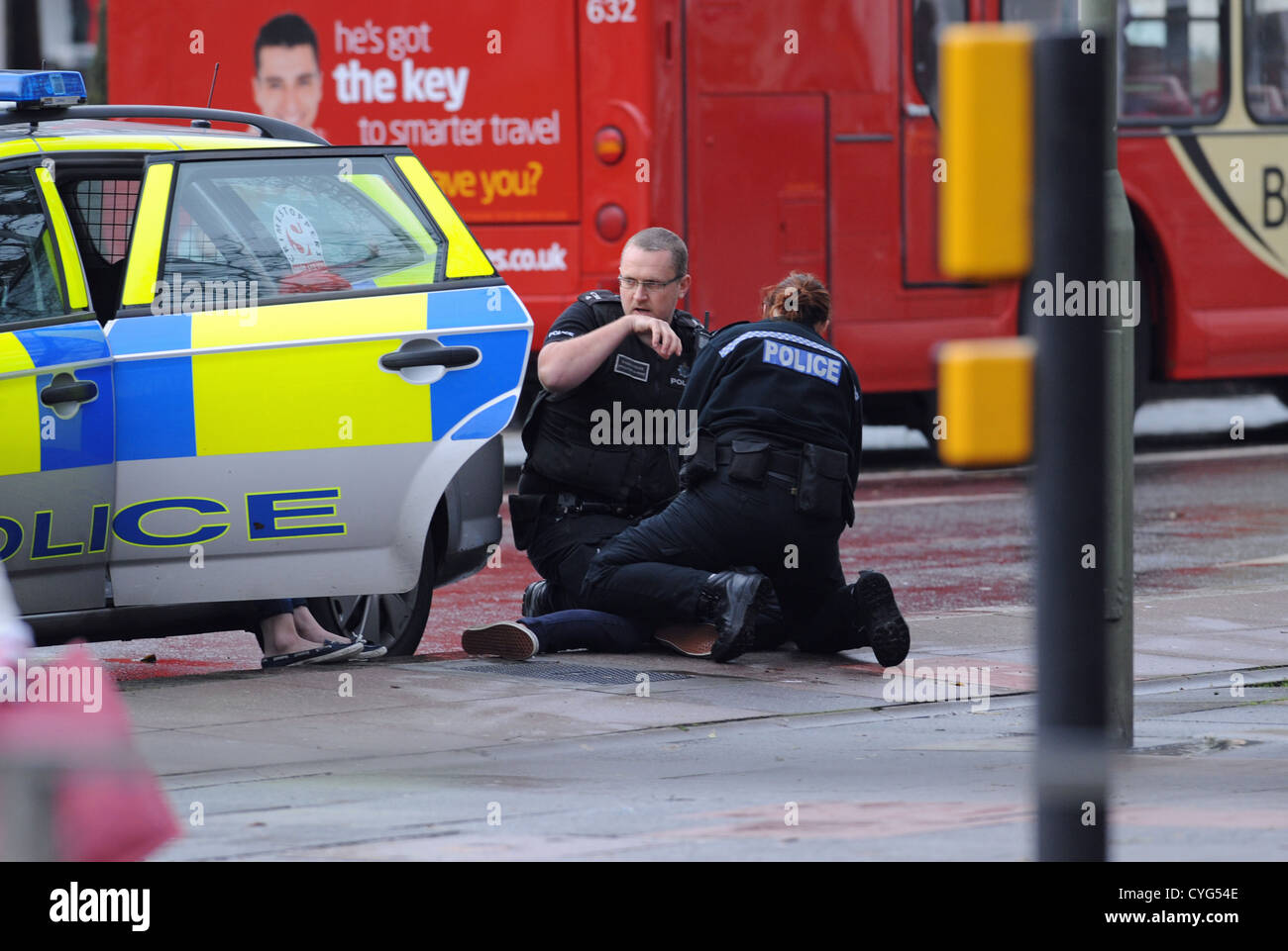 Brighton, Sussex UK machen 4. November 2012 - Polizei eine Verhaftung außerhalb der Sainsbury lokalen Speicher in St. James's Street Brighton UK Stockfoto