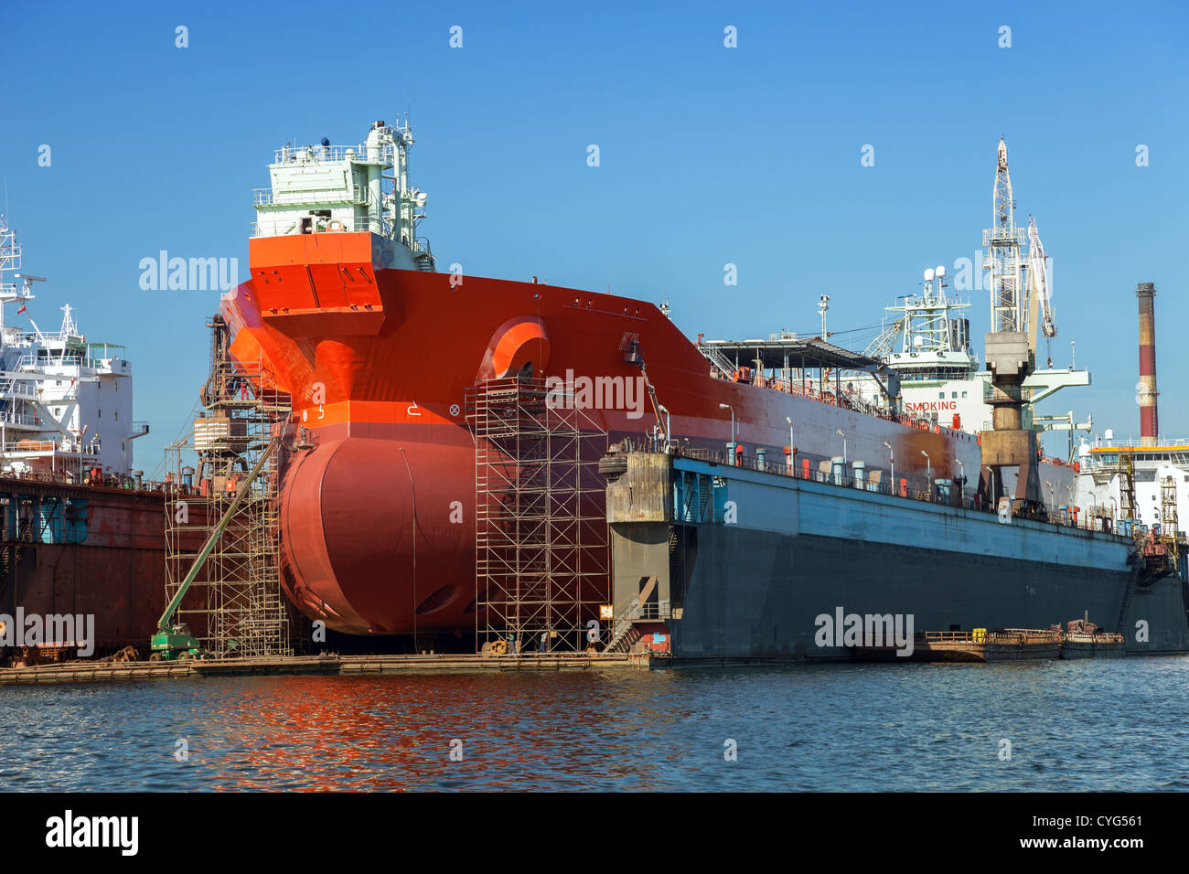 Ein großer Tanker repariert im Trockendock. Werft Danzig, Polen. Stockfoto