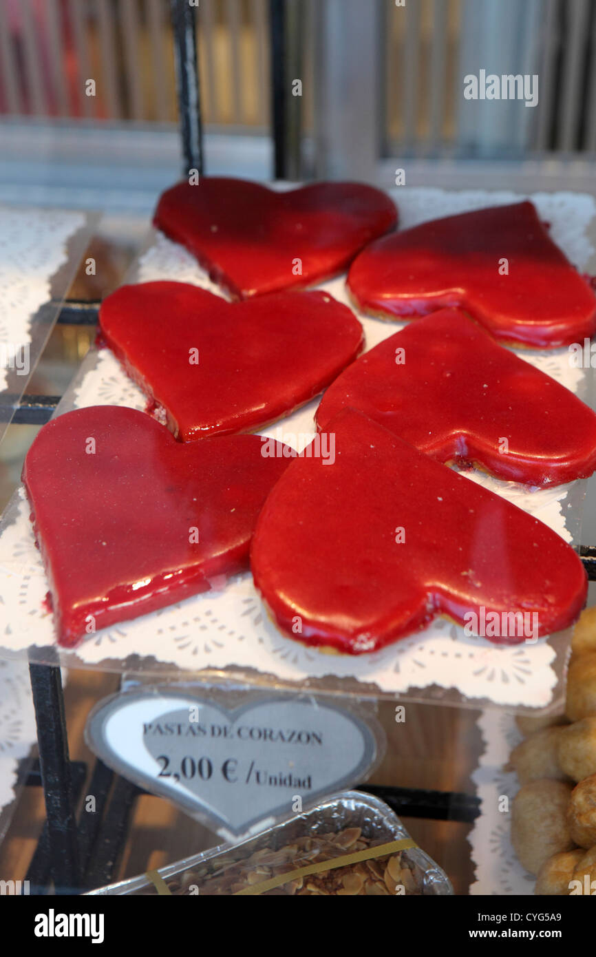 Sechs rote herzförmige Kekse, Valentinstag, Pasteleria, traditionelle Bäckerei, Madrid, Spanien. Stockfoto