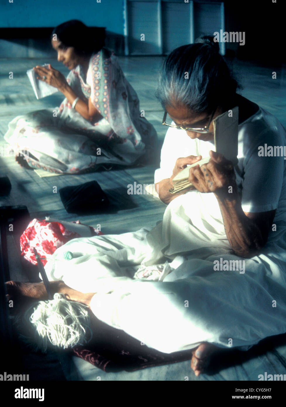 Frauen lesen die Heiligen Jain Texte in einem Tempel in Indien Stockfoto