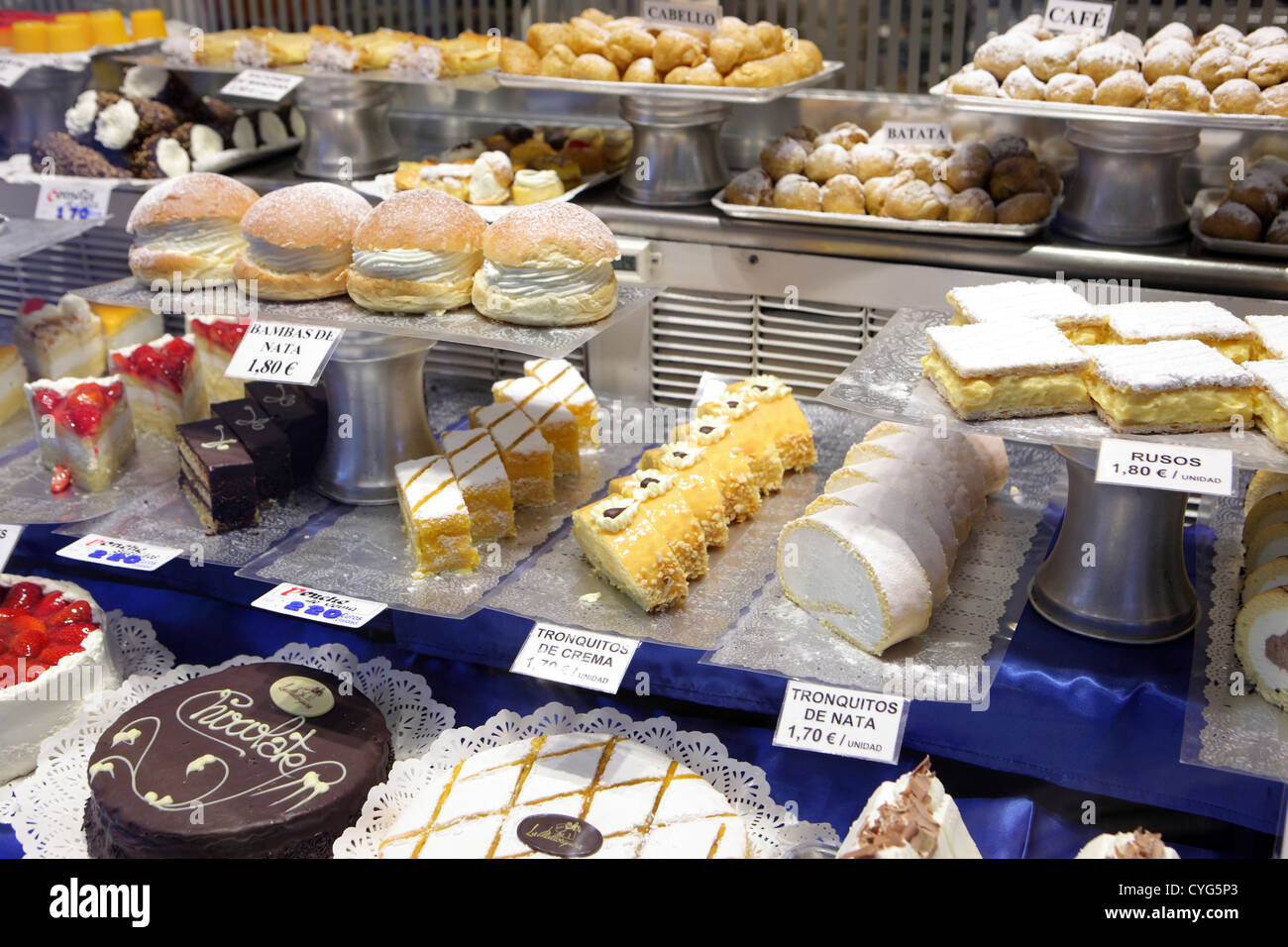Süße Sahne Gebäck Kuchen für Verkauf Fenster traditionelle Pasteleria Bäckerei Madrid Spanien Stockfoto
