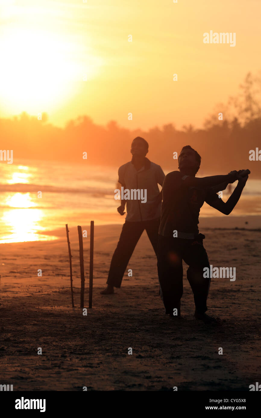 Sunset Beach-Cricket in Weligama Beach an der Südküste Sri Lankas. Stockfoto