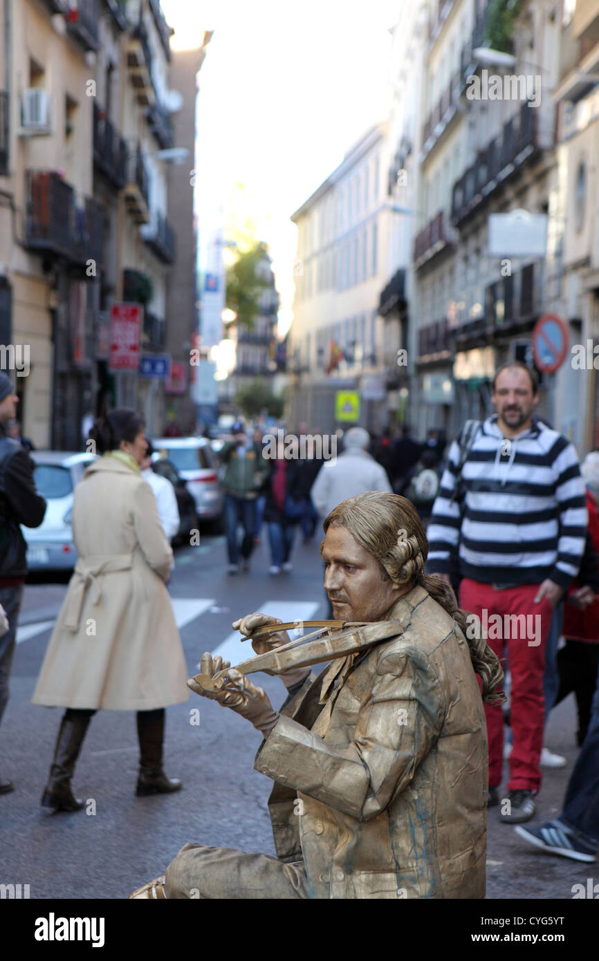 Gold lackiert Mann lebt Statue Straße Entertainer, klassischer Musiker posiert mit Violine, Madrid, Spanien Stockfoto