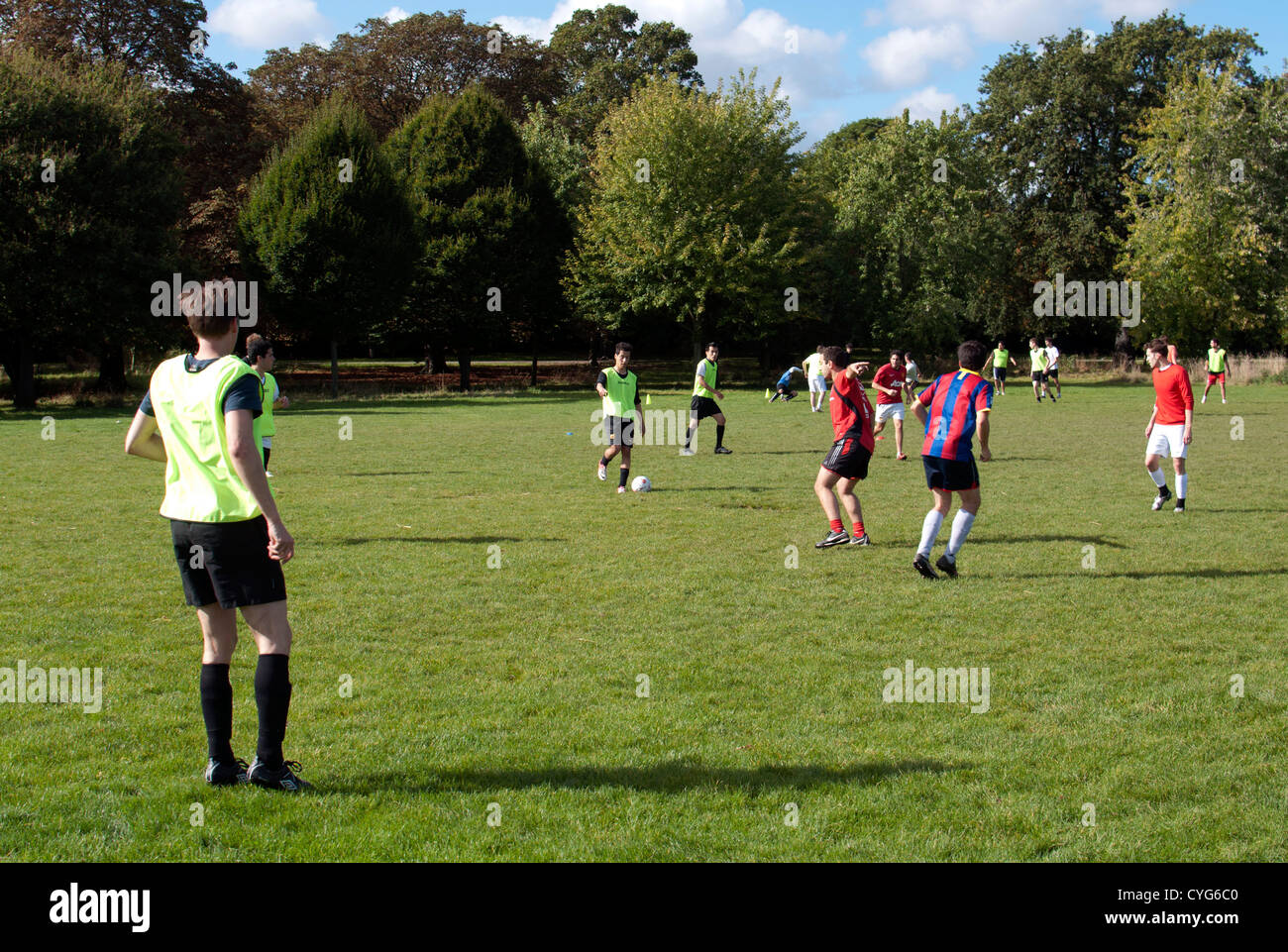 Studenten Fußball, Regents Park, London, UK Stockfoto