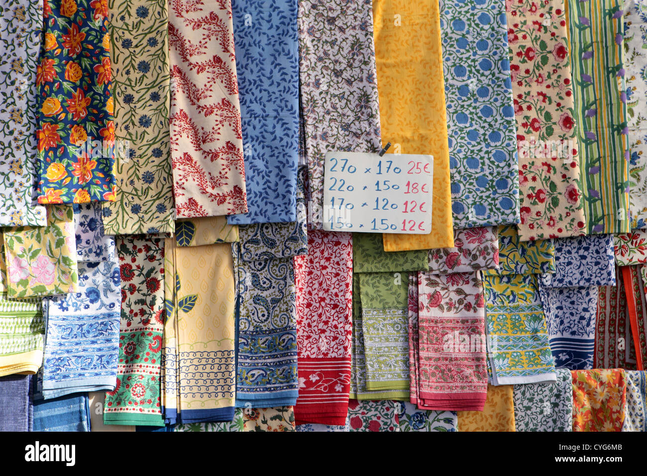 Bunte Schals, Tücher, Stoff zu verkaufen, Outdoor-Straßenmarkt, El Rastro, Madrid, Spanien. Stockfoto