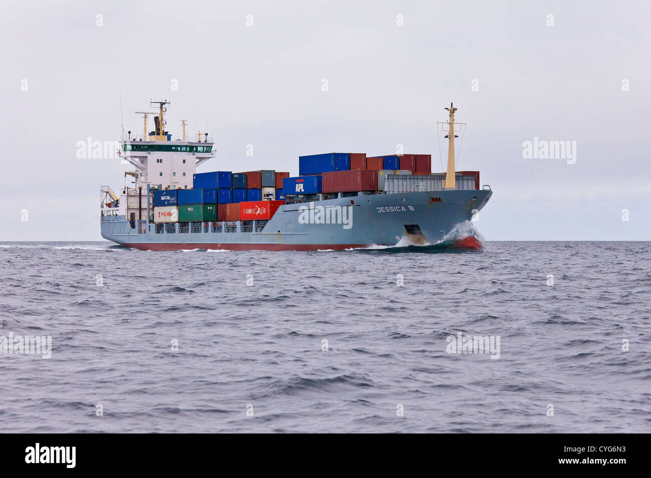 Kleinen Container-Schiff fährt den Ärmelkanal in Richtung der Containerhäfen Europas. Stockfoto