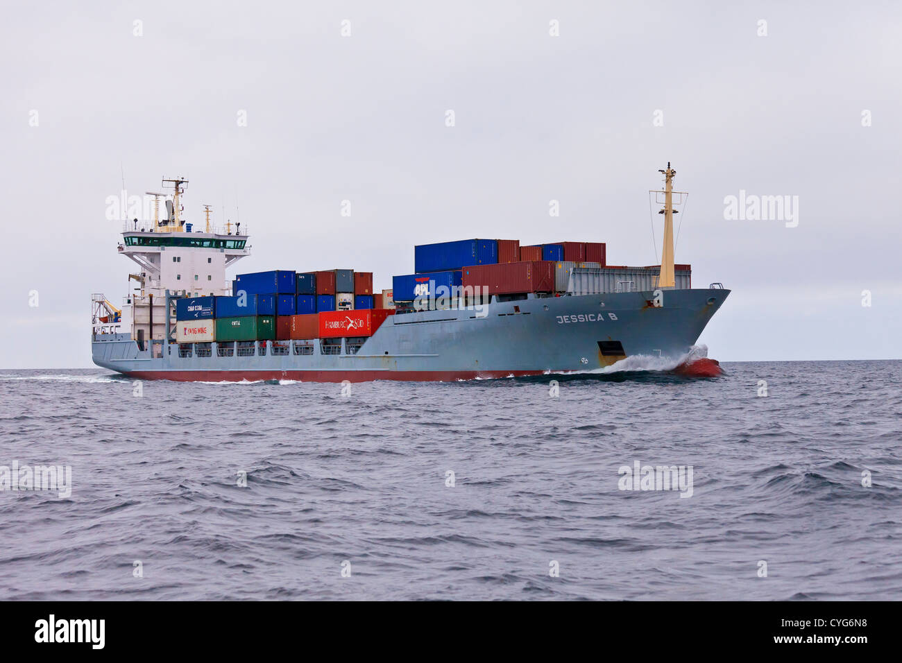 Kleinen Container-Schiff fährt den Ärmelkanal in Richtung der Containerhäfen Europas. Stockfoto