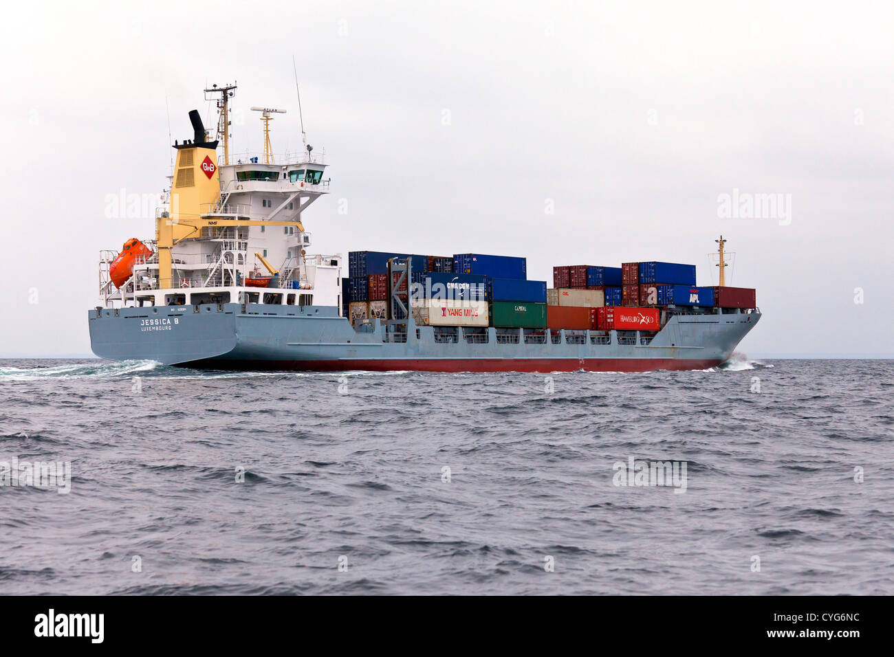 Kleinen Container-Schiff fährt den Ärmelkanal in Richtung der Containerhäfen Europas. Stern sehen, wie sie vergeht. Stockfoto