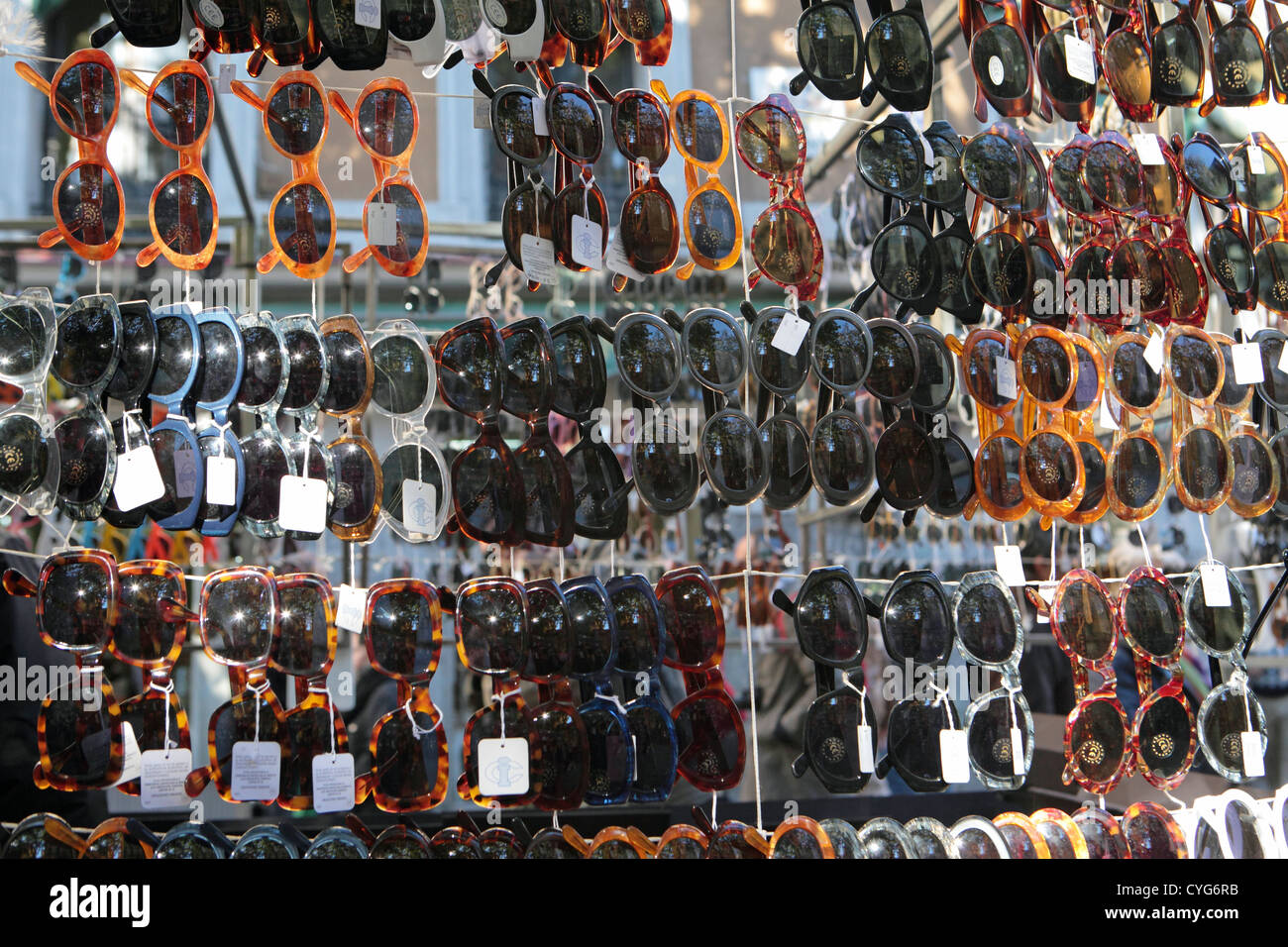 Sonnenbrillen für Verkauf Straßenmarkt stall Einzelhandel Madrid Spanien Stockfoto