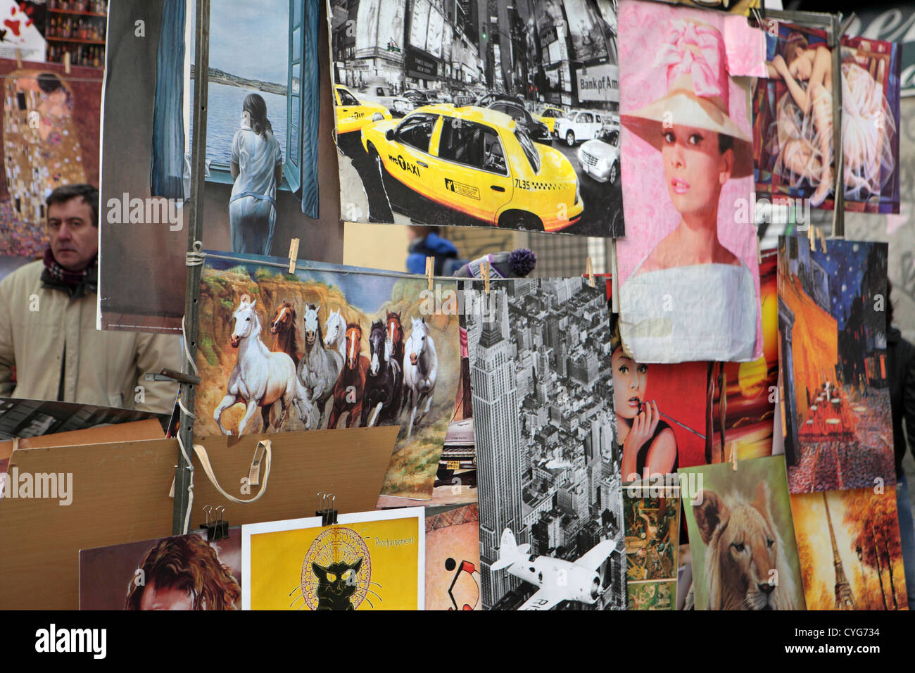 Kunstreproduktionen & urheberrechtlich geschützten fotografischen Plakate auf Verkauf Straßenmarkt stall, El Rastro, Madrid, Spanien, Europa Stockfoto