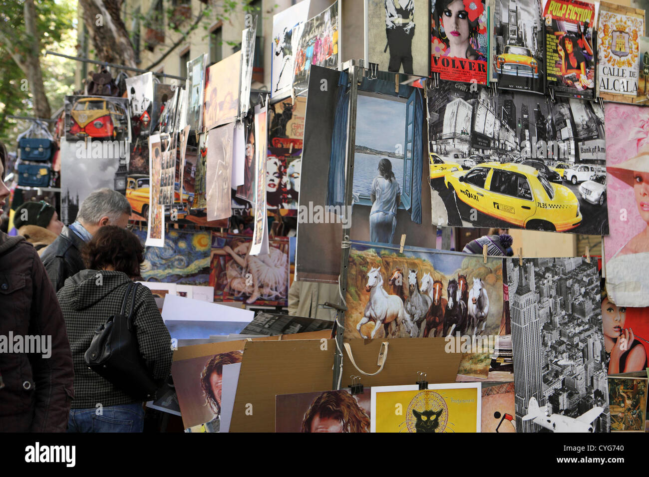 Kunstreproduktionen & urheberrechtlich geschützten fotografischen Plakate auf Verkauf Straßenmarkt stall, El Rastro, Madrid, Spanien, Europa Stockfoto