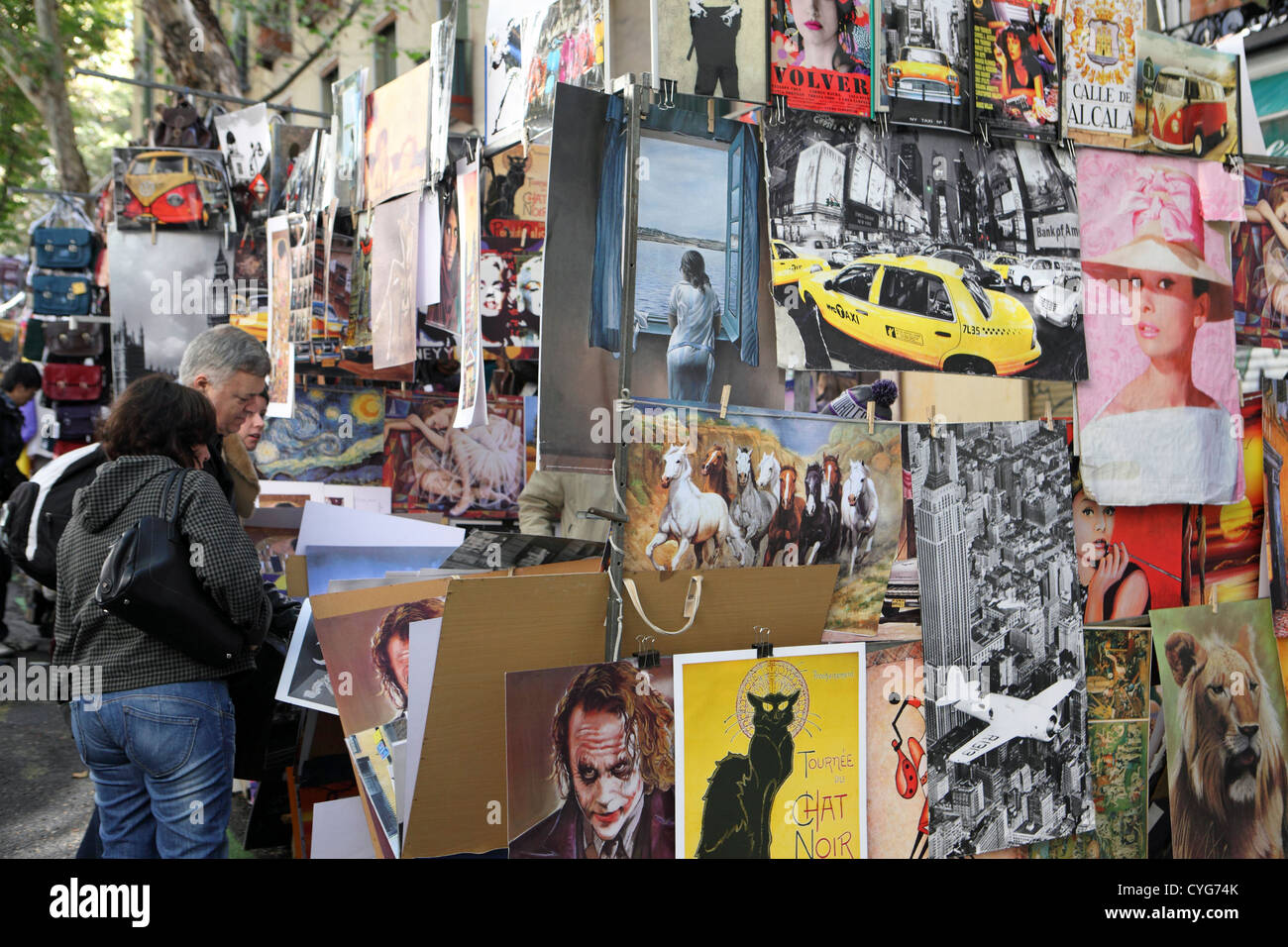 Browser sehen Kunstreproduktionen & urheberrechtlich geschützten fotografischen Plakate auf Verkauf Straßenmarkt stall, El Rastro, Madrid, Spanien, Europa Stockfoto