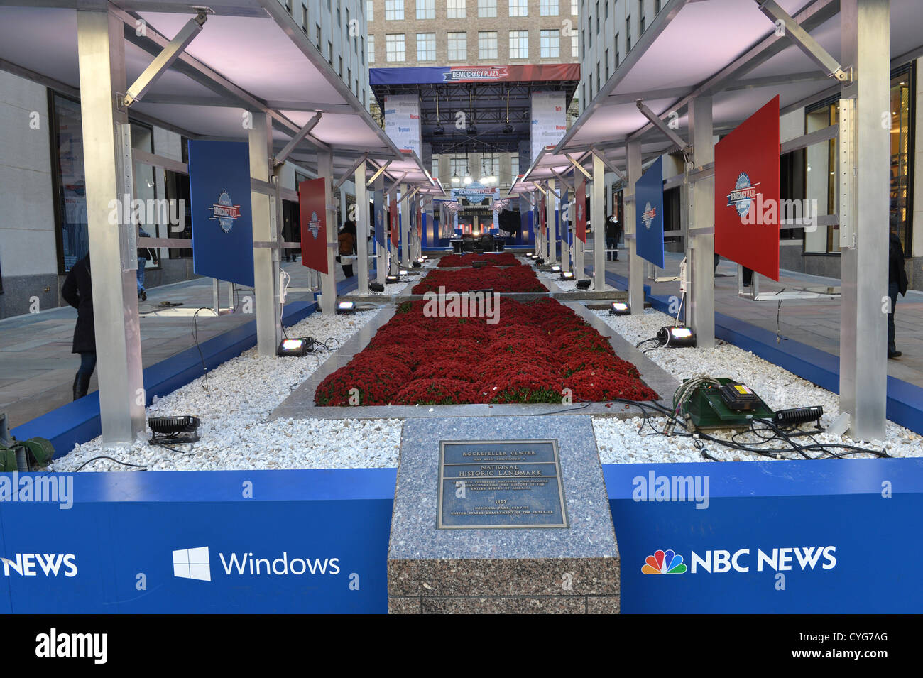 NEW YORK - NOV 04 - NBC News verwandeln das Rockefeller Center in Demokratie Plaza, eine interaktive und innovative Erfahrung feiert amerikanischen Demokratie in New York City am 4. November 2012 Stockfoto