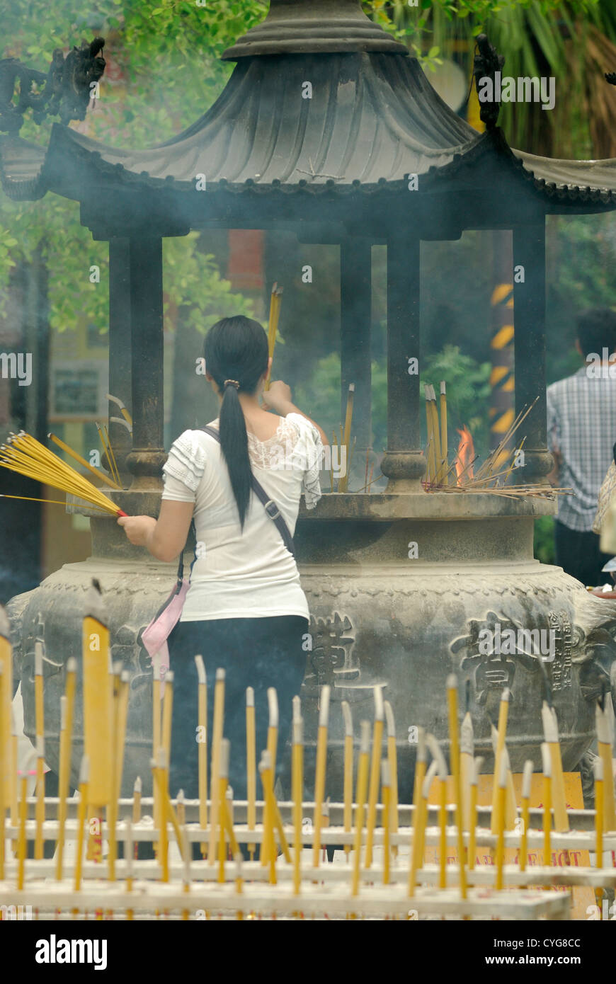 Buddhistische ritual Räucherwerk Angebote in einer Pfanne am Eingang des Po Lin Kloster, Ngong Ping, Lantau Island, Hong Kong, China platziert Stockfoto