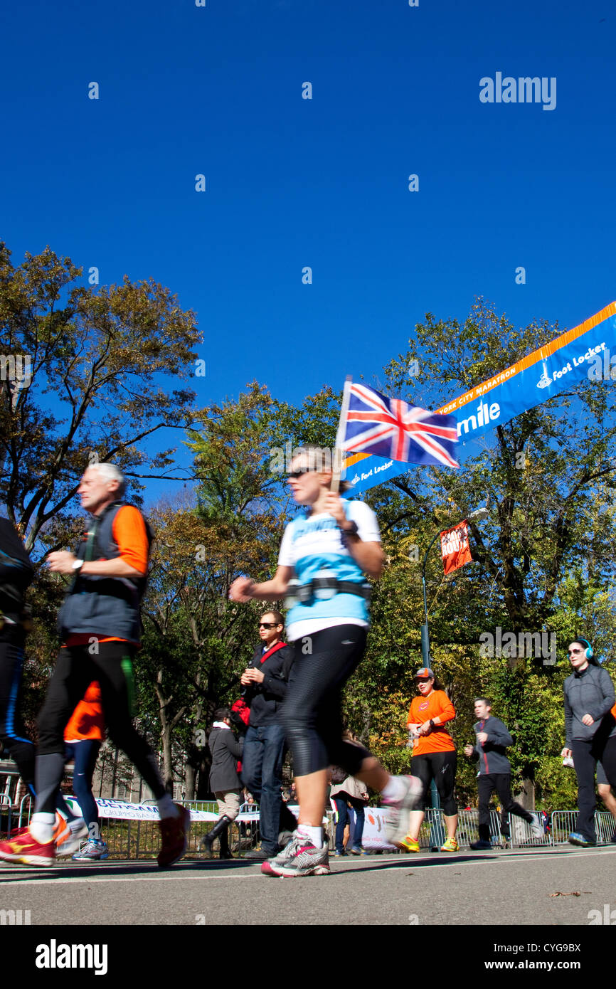 New York City, USA. 4. November 2012. New-York-Marathon: Trotz der Veranstaltung storniert, versammelten sich Läufer in Zahlen im Central Park am Sonntagmorgen. Stockfoto