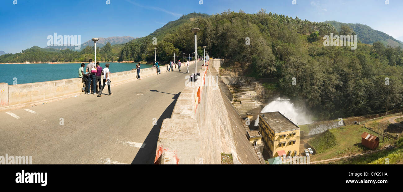 Horizontale (2 Bild Heftung) Panoramablick über Mattupetty Damm oder Stausee in der Nähe von Munnar in Indien. Stockfoto