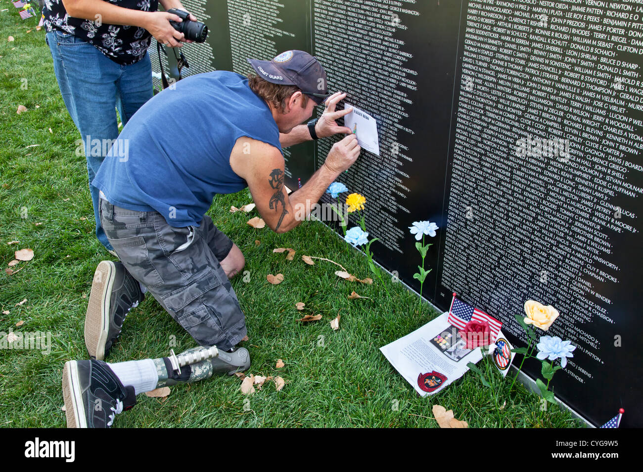 Golf-Krieg-Veteran statt reiben, Vietnam Reisen War Memorial Wall. Stockfoto
