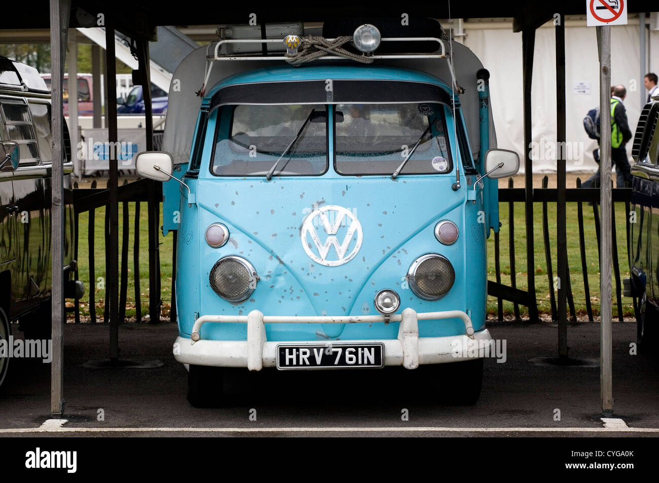 Die Vorderseite des einen leichten blauen VW Campervan. Stockfoto