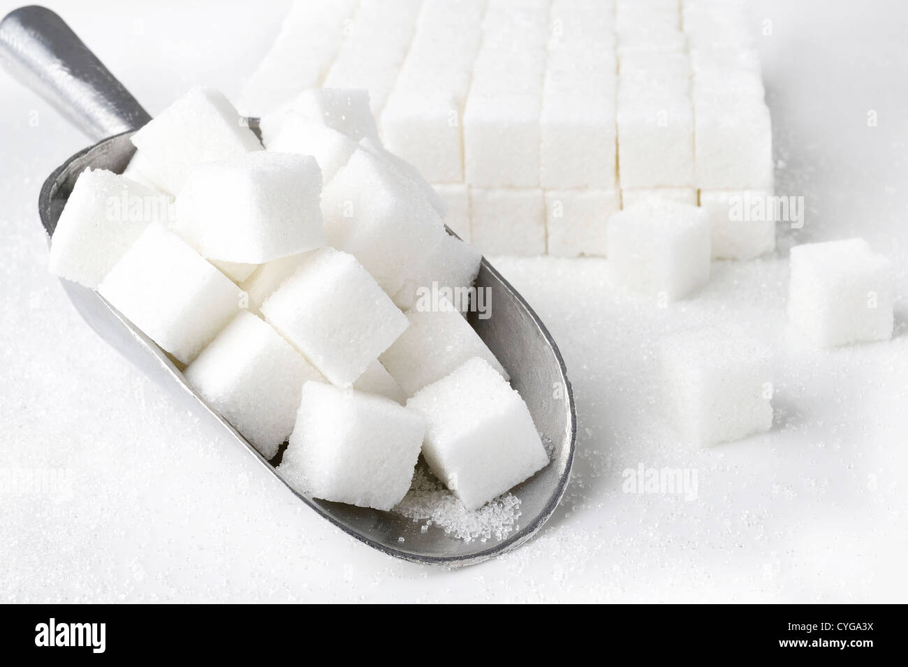 Schaufel Zuckerwürfel auf weißem Hintergrund Stockfoto