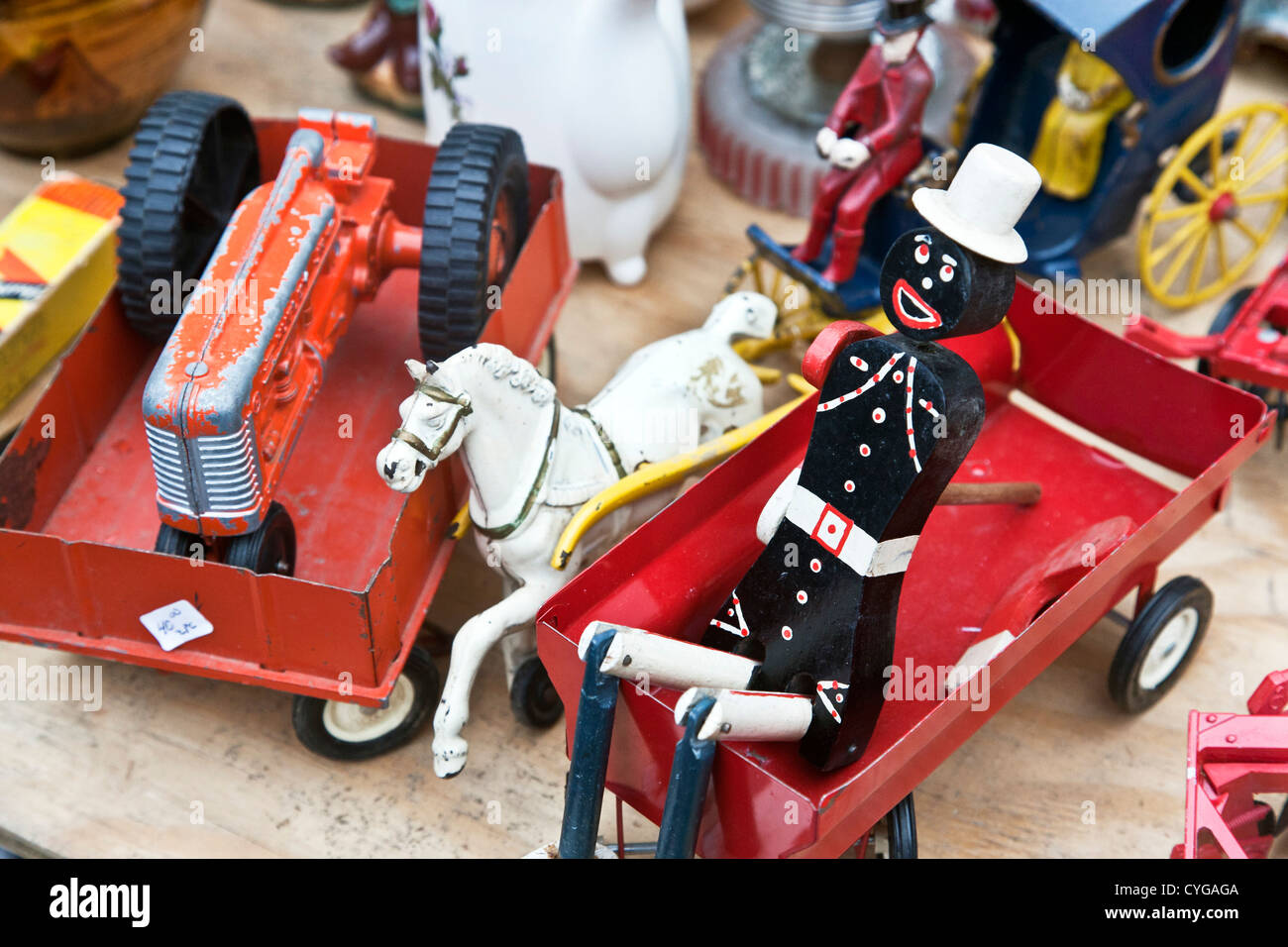 antikes Spielzeug Anzeige Pferd gezeichneten Wagen Traktor & armlosen Darky Puppe sitzt in einem Wagen Wochenende Flohmarkt beinhaltet Spaß Stockfoto