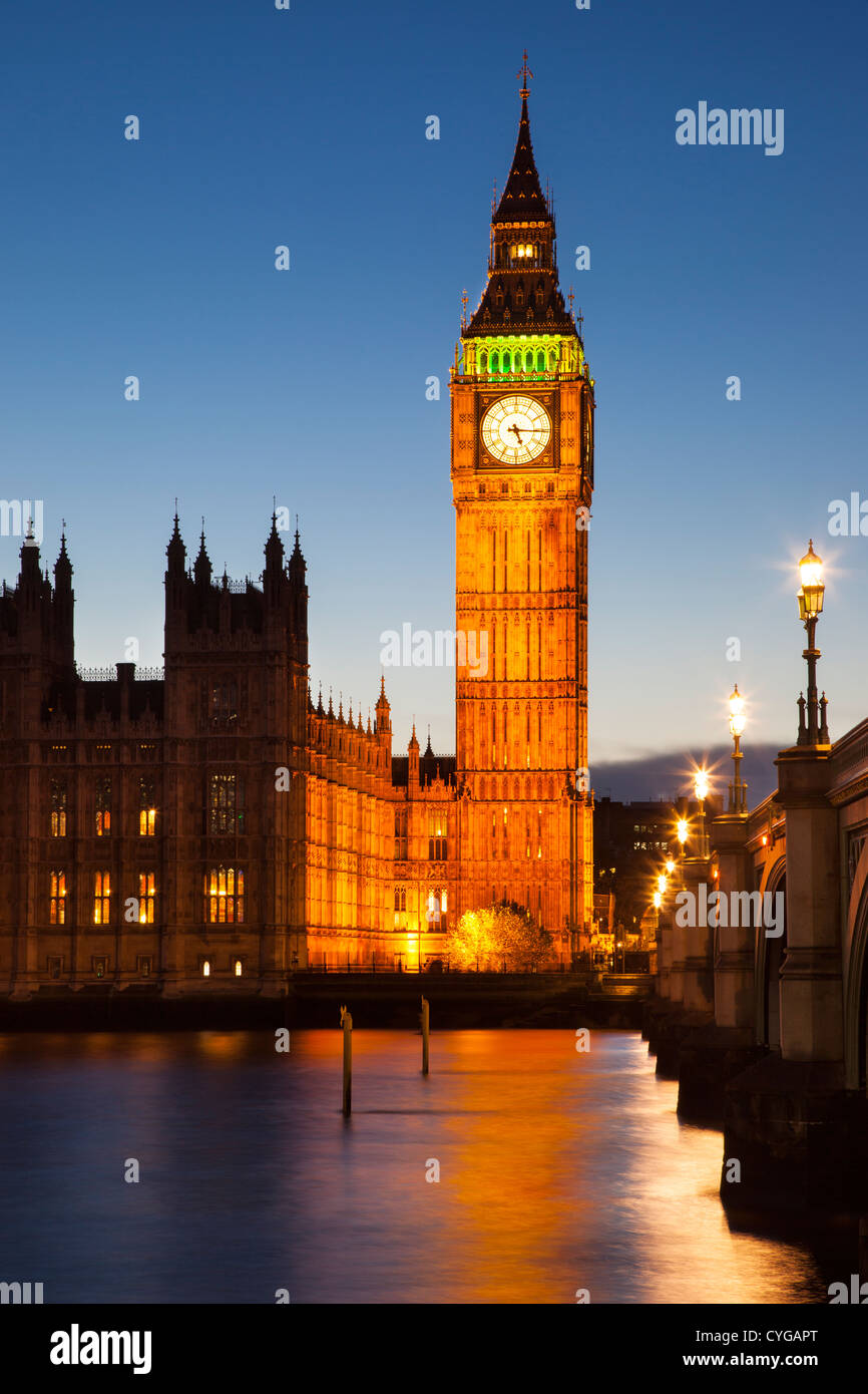 Dämmerung über der Themse, die Houses of Parliament und Big Ben, London, England Stockfoto