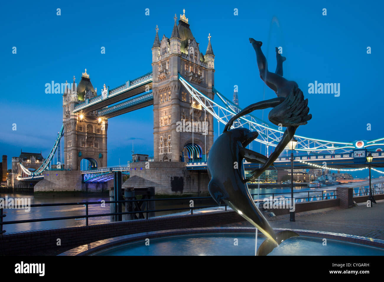 David Wynne's Girl mit einer Delfinstatue unter der Tower Bridge, London, England, Großbritannien Stockfoto