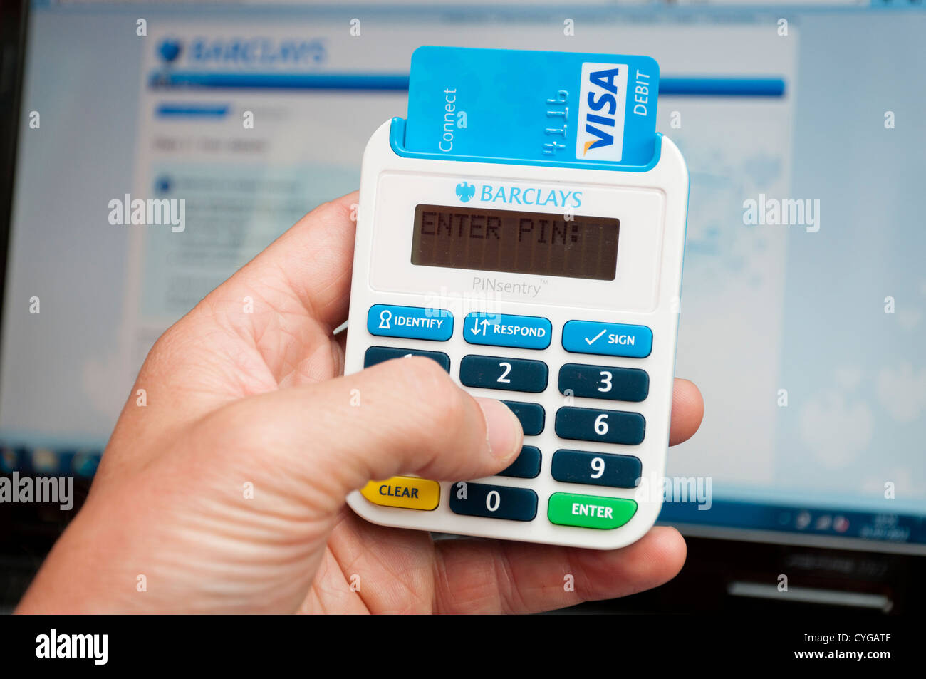 Online-banking PINsentry Sicherheit Chip und Pin-Kartenleser für  Genehmigung Transaktionen über Barclays Bank Konto Stockfotografie - Alamy