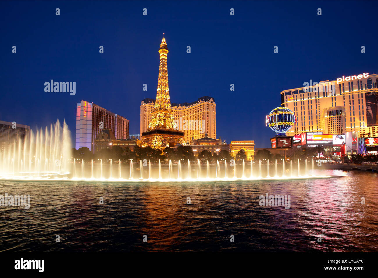 Bellagio Springbrunnen und Eiffelturm Replik nur Rabatt auf Las Vegas Blvd. bei Nacht-Las Vegas, Nevada, USA. Stockfoto