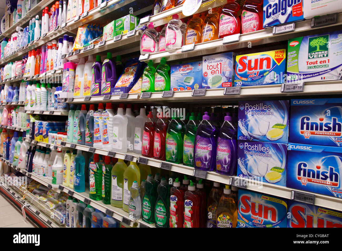 Waschen-Pulver-Regal im Supermarkt Stockfotografie
