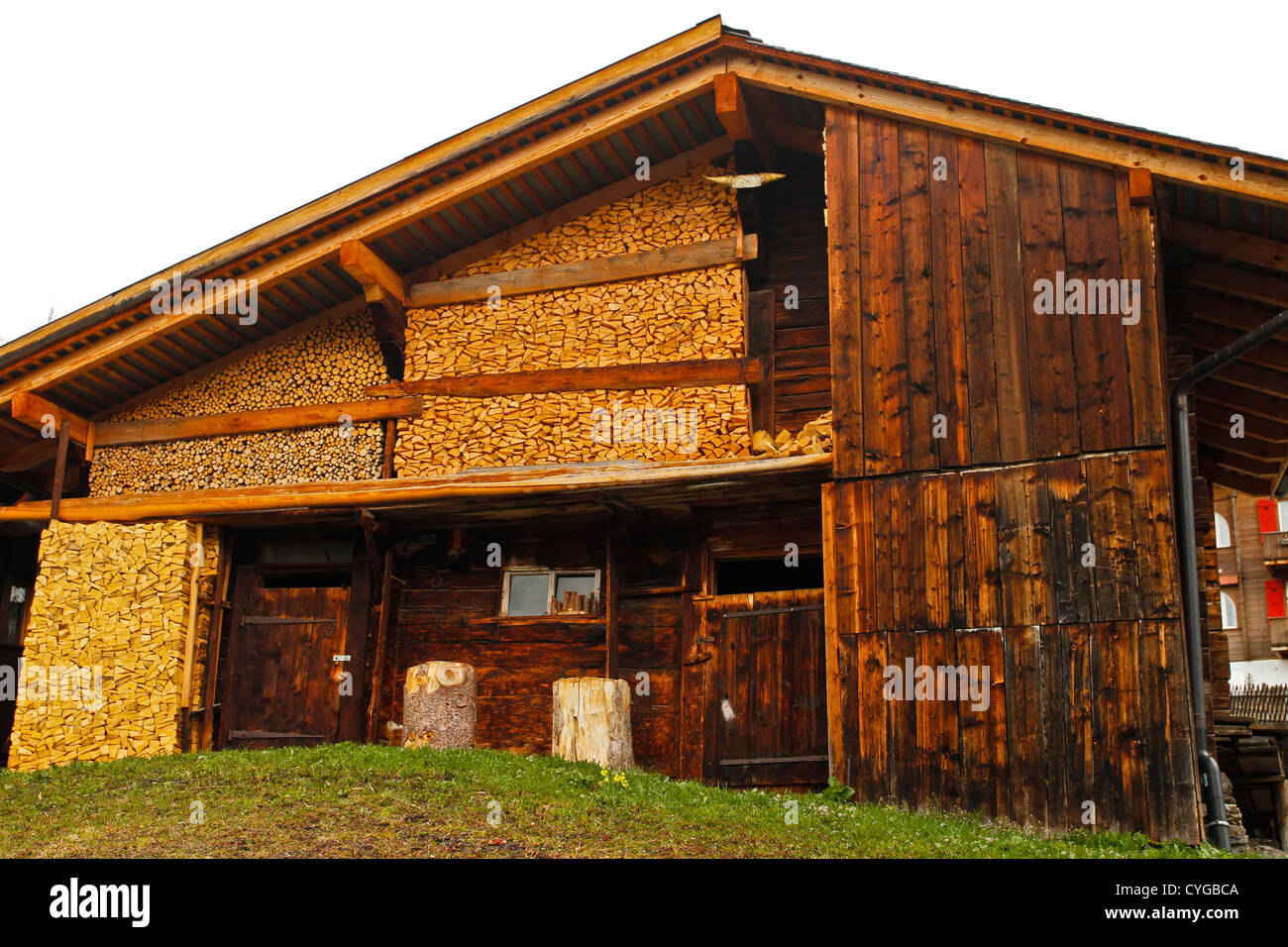 Holz säuberlich gestapelt in einer Scheune. Mürren, Schweiz Stockfoto