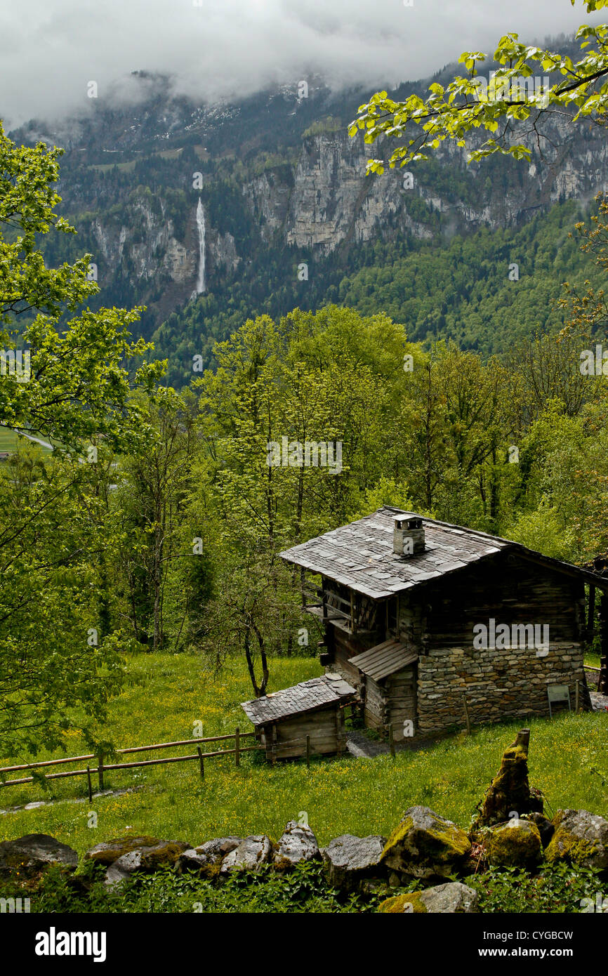 Ballenberg open Air Museum der Schweizer Folklife und Architektur Chalet und Wasserfall Stockfoto