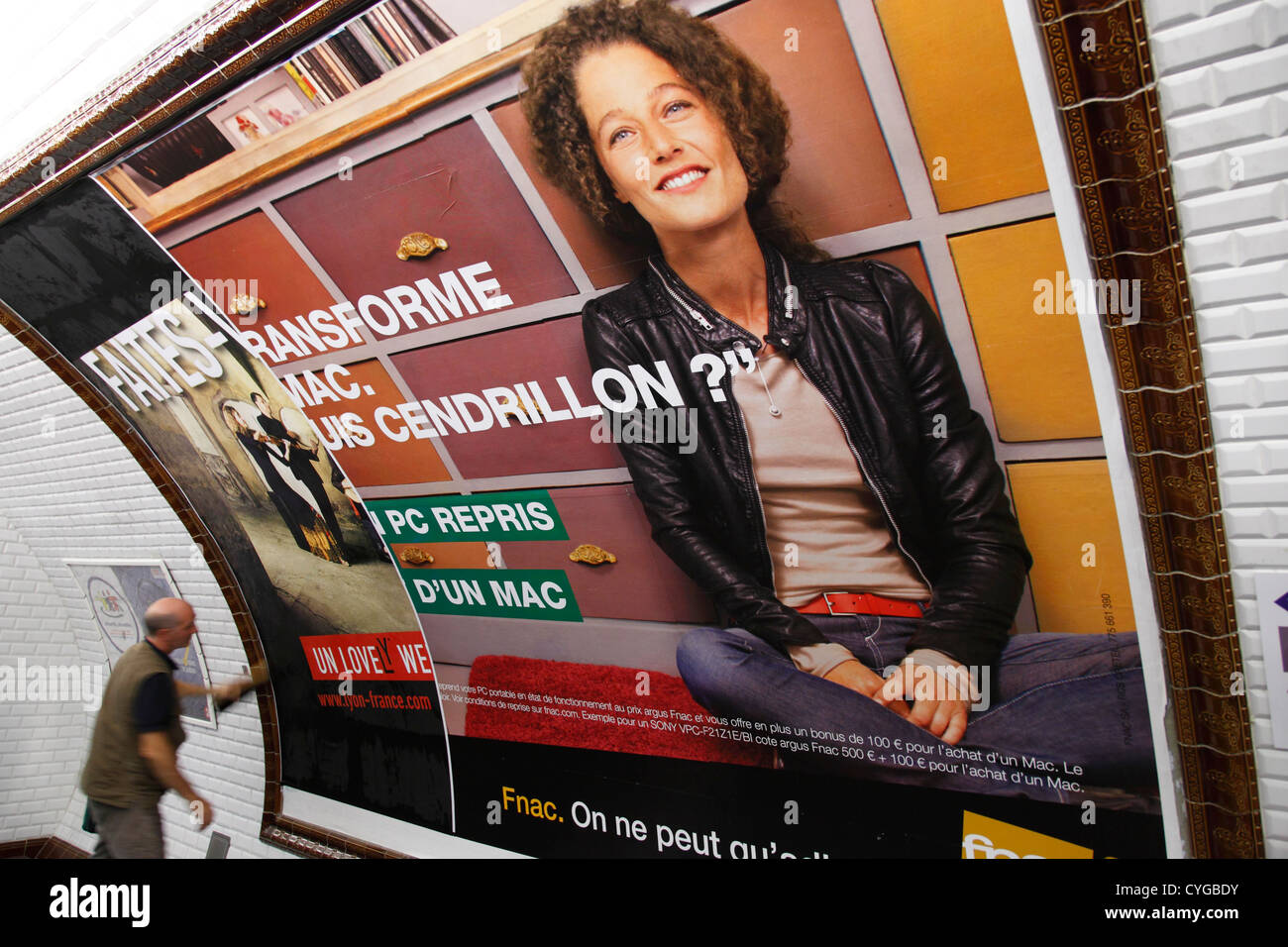 kleben ein neues Inserat-Poster in einer u-Bahnstation Stockfoto