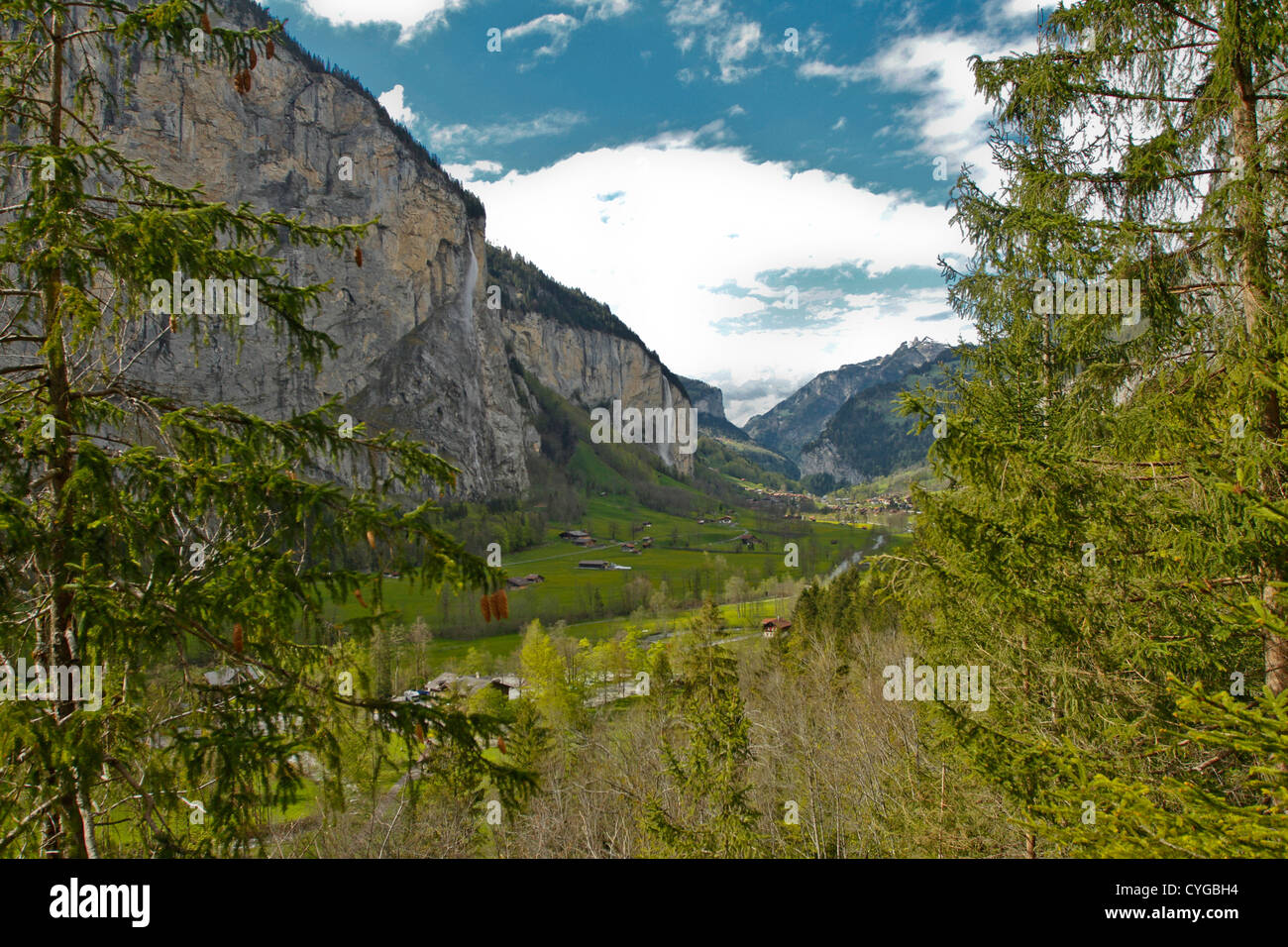 Blick auf das Tal von Lauterbrunnen aus Trummelbach Falls Stockfoto