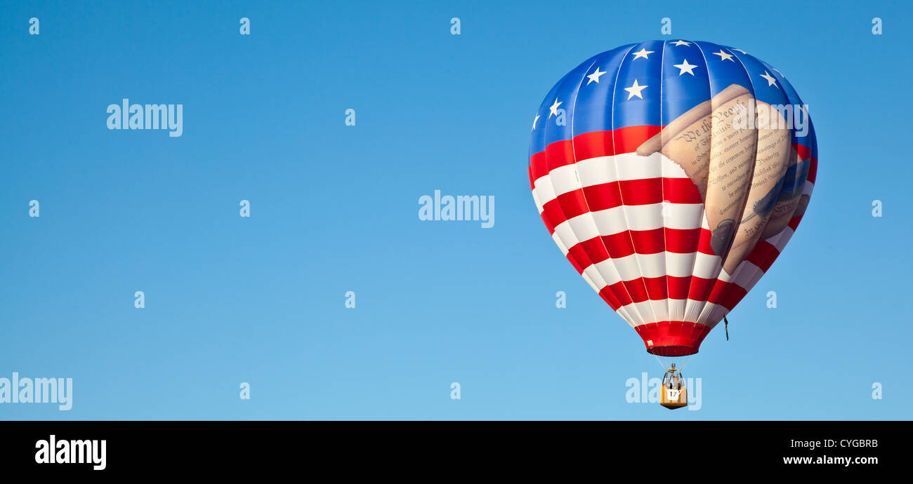 Ein Heißluftballon mit einer USA-Flagge und eine Schriftrolle die Präambel der United State Verfassung zu lesen. Stockfoto