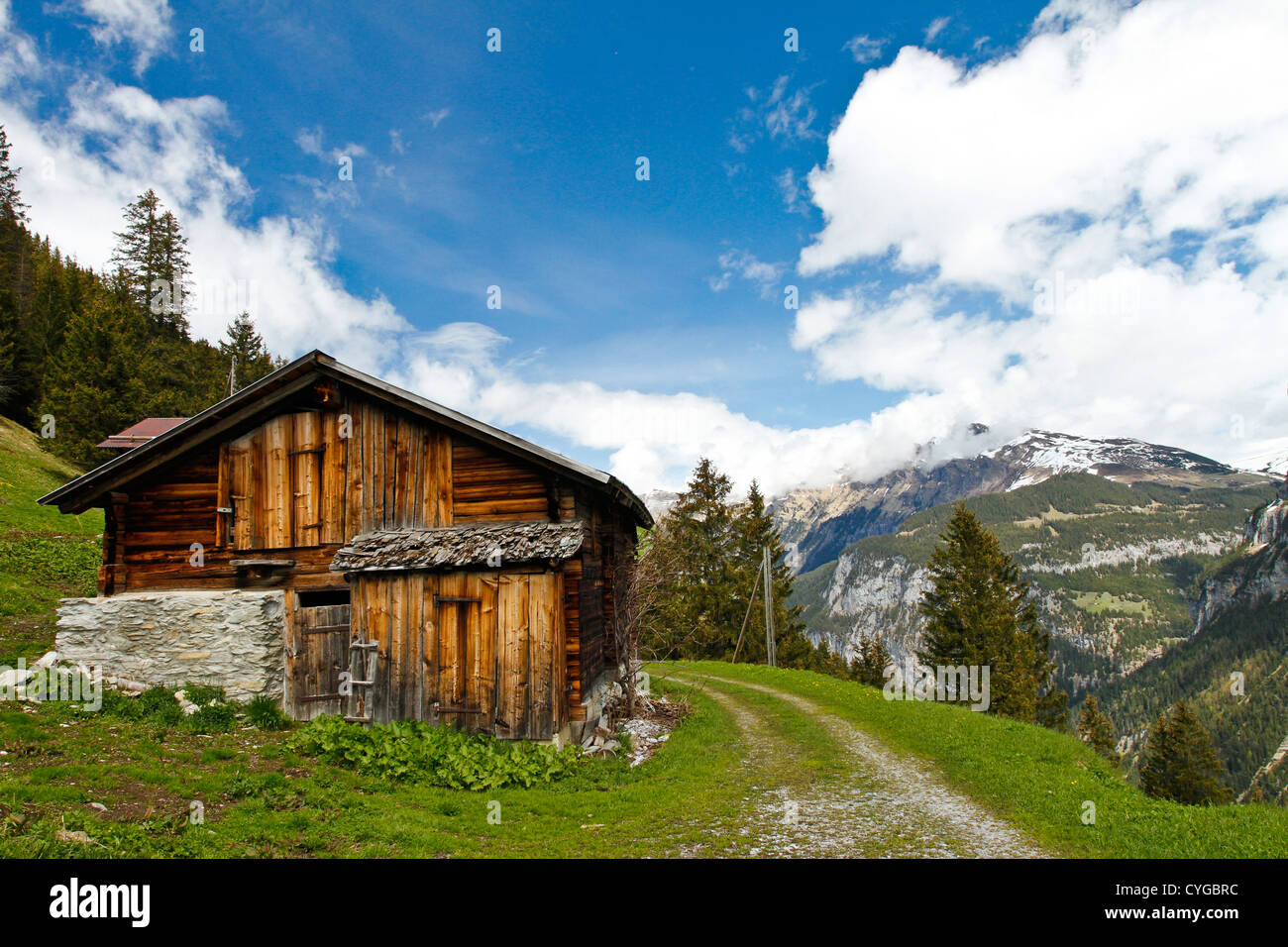 Scheune und Straße. Gimmelwald, Schweiz Stockfoto