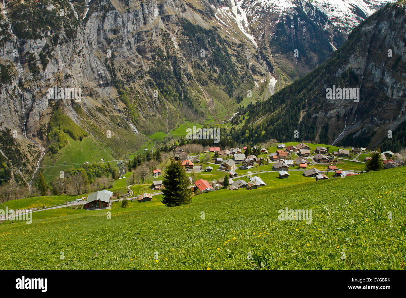 Gimmelwald, Schweiz von oben Blick in das Lauterbrunnental gesehen Stockfoto