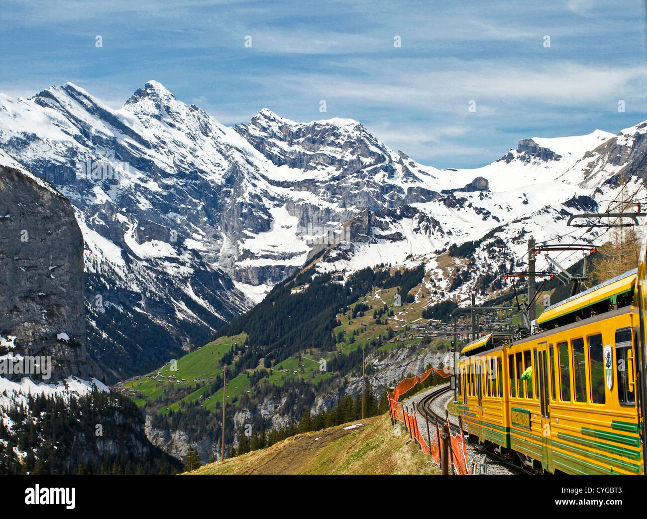 Jungfraubahn Zug seinen Weg von Lauterbrunnen auf Kleine Scheidegg Stockfoto
