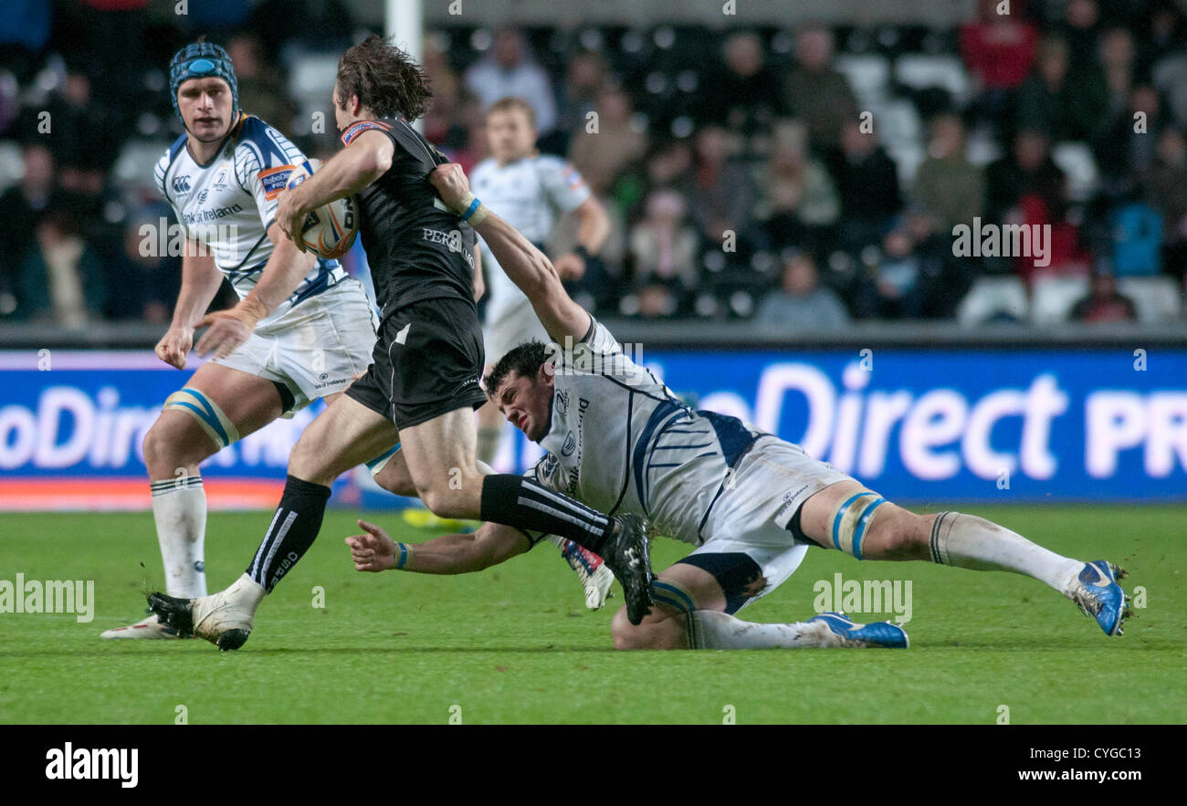 RaboDirect Pro 12 - Fischadler V Leinster - Liberty Stadium - Swansea - UK 041112: Fischadler Andrew Bishop wird von Leinster Ben Marshall gefangen. Stockfoto