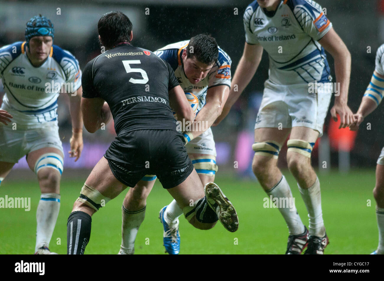 RaboDirect Pro 12 - Fischadler V Leinster - Liberty Stadium - Swansea - UK 041112: Leinster Ben Marshall versucht, Fischadler Captain Jonathan Thomas vorbeizukommen. Stockfoto