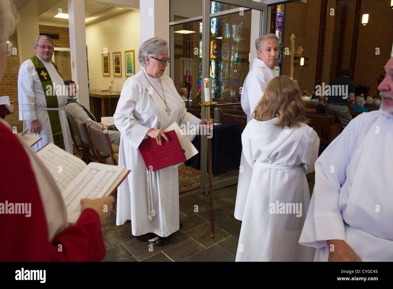 Mitglieder des Klerus geben Sie Kirchenschiff während der Prozession für Gottesdienst am St.-Martins Kirche in Austin Stockfoto