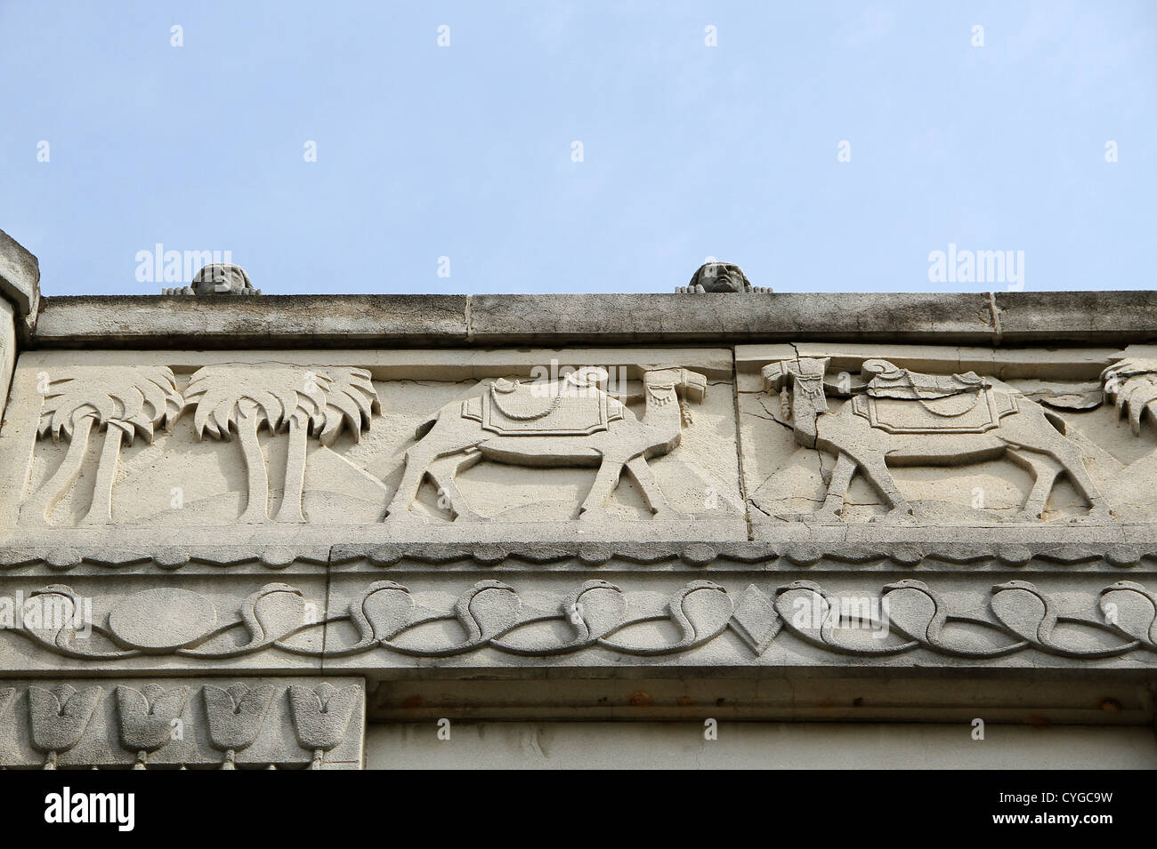 Detail einer ungewöhnlichen Art Deco-Gebäude mit ägyptischen Motiven in Macon, Georgia. Stockfoto Detail einer ungewöhnlichen Art Deco-Gebäude mit ägyptischen Motiven in Macon, Georgia. Stockfoto