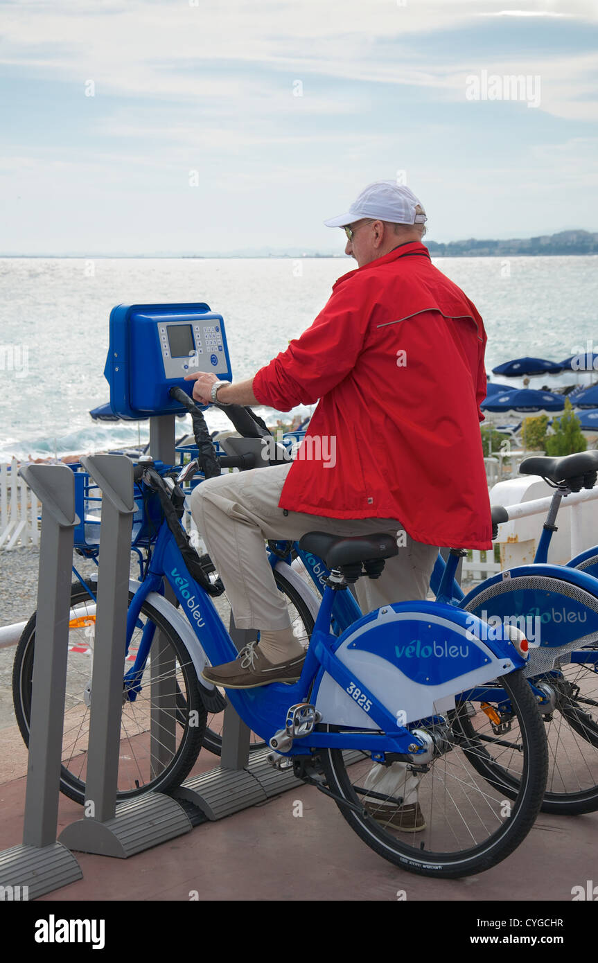 Mann mieten Fahrrad am Strand, Nizza, Frankreich Stockfoto