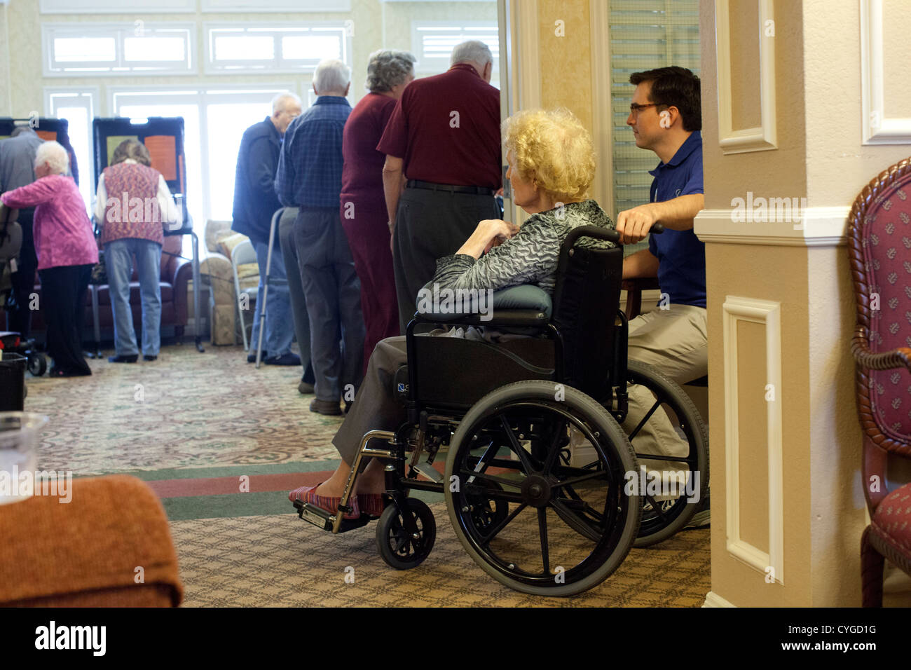 Seniorinnen und Senioren teilnehmen an frühen Abstimmungen in einem betreutes Wohnen-Center in Austin TX im Vorfeld den 6 November Wahlen Stockfoto