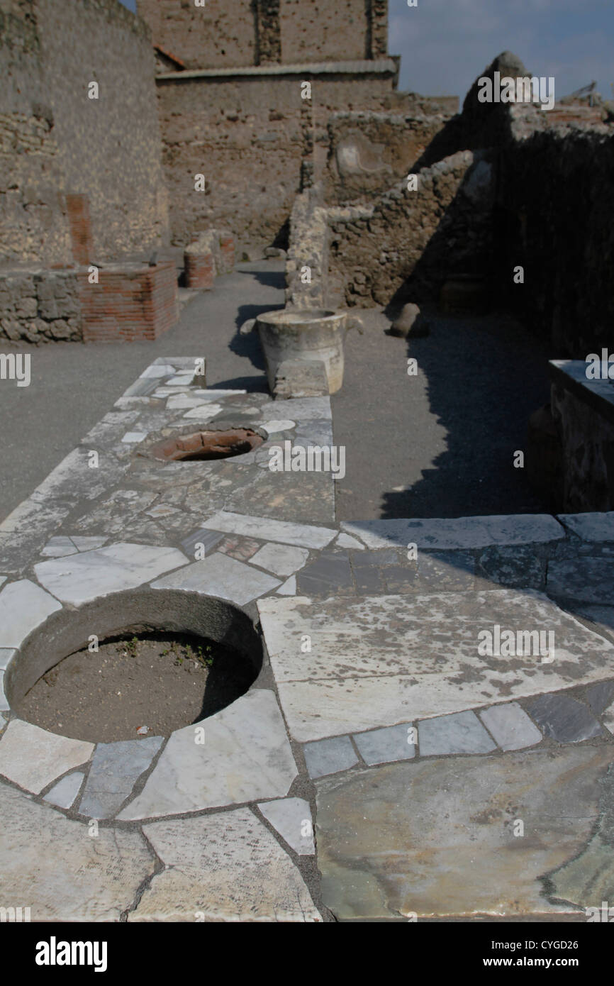Römischen Imbiss-Stand. Schalen mit Suppe oder Eintopf wurden in den Aussparungen in der Theke warmgehalten.  Pompeji, Italien Stockfoto