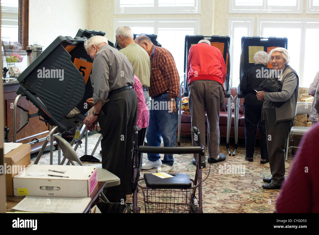 Seniorinnen und Senioren teilnehmen an frühen Abstimmungen in einem betreutes Wohnen-Center in Austin TX im Vorfeld den 6 November Wahlen Stockfoto
