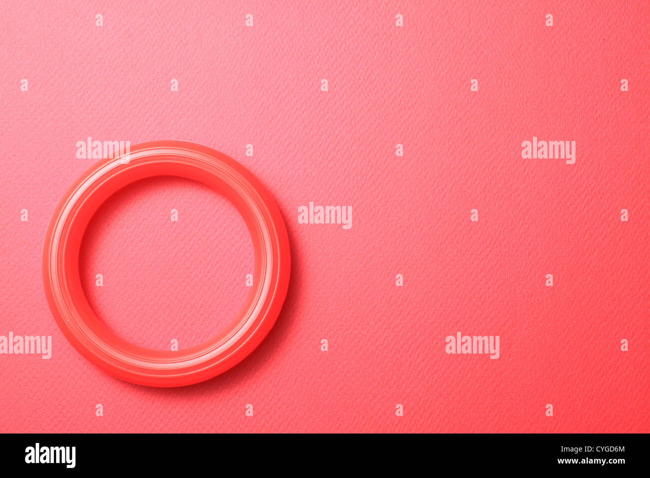 Roter Ring auf rotem Grund Stockfoto